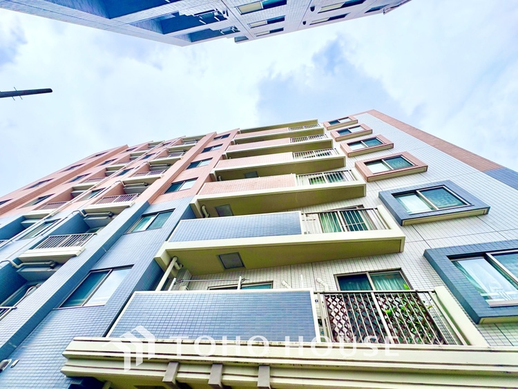 外観 ほんの少しのこだわり。ちょっとした色使いがその家がもつ雰囲気、趣（おもむき）を携え、暮らす家族や訪ねてくる友人・知人に新鮮な香りを運んできます。