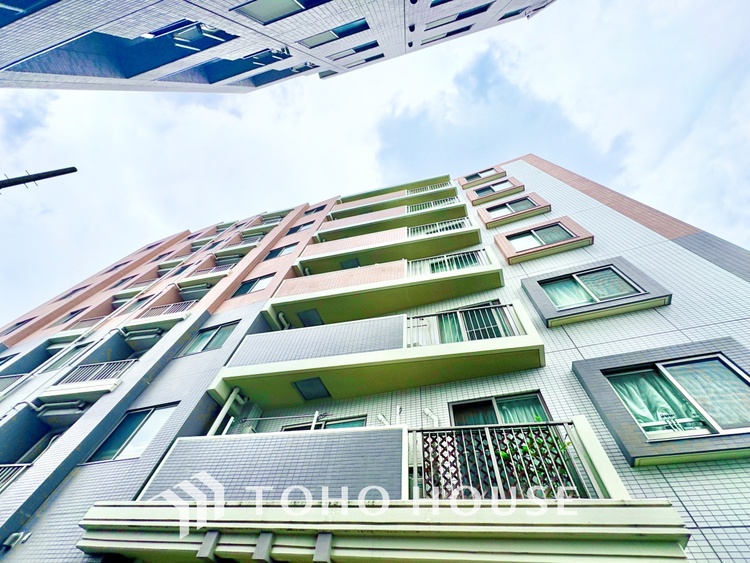 外観 ほんの少しのこだわり。ちょっとした色使いがその家がもつ雰囲気、趣（おもむき）を携え、暮らす家族や訪ねてくる友人・知人に新鮮な香りを運んできます。