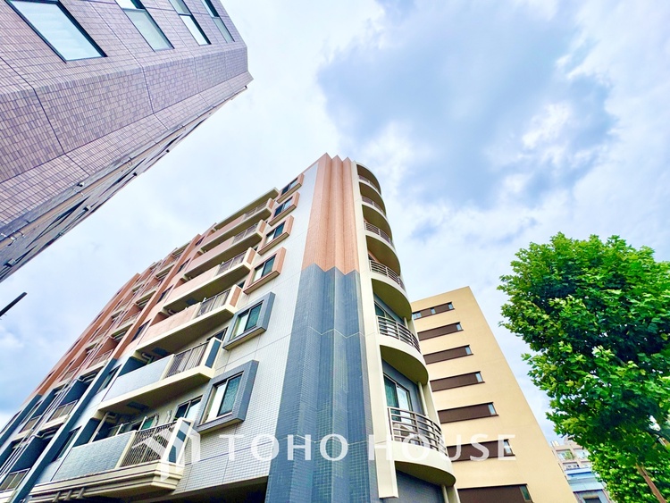 外観 ほんの少しのこだわり。ちょっとした色使いがその家がもつ雰囲気、趣（おもむき）を携え、暮らす家族や訪ねてくる友人・知人に新鮮な香りを運んできます。