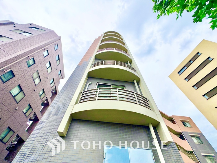 外観 ほんの少しのこだわり。ちょっとした色使いがその家がもつ雰囲気、趣（おもむき）を携え、暮らす家族や訪ねてくる友人・知人に新鮮な香りを運んできます。