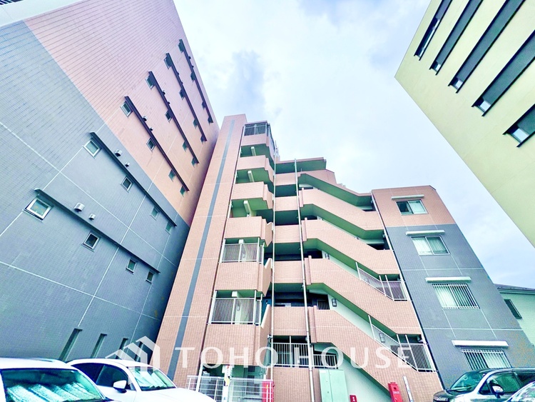 外観 ほんの少しのこだわり。ちょっとした色使いがその家がもつ雰囲気、趣（おもむき）を携え、暮らす家族や訪ねてくる友人・知人に新鮮な香りを運んできます。