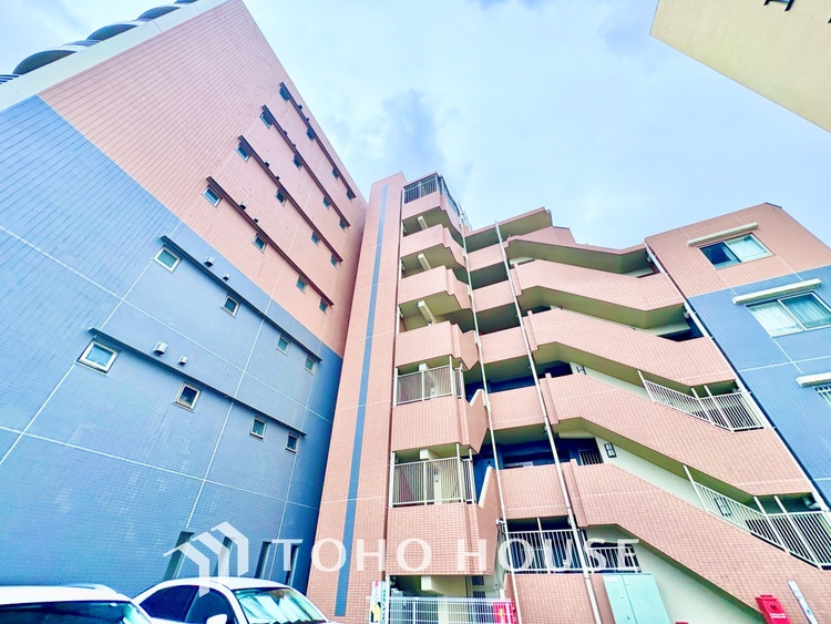 外観 ほんの少しのこだわり。ちょっとした色使いがその家がもつ雰囲気、趣（おもむき）を携え、暮らす家族や訪ねてくる友人・知人に新鮮な香りを運んできます。