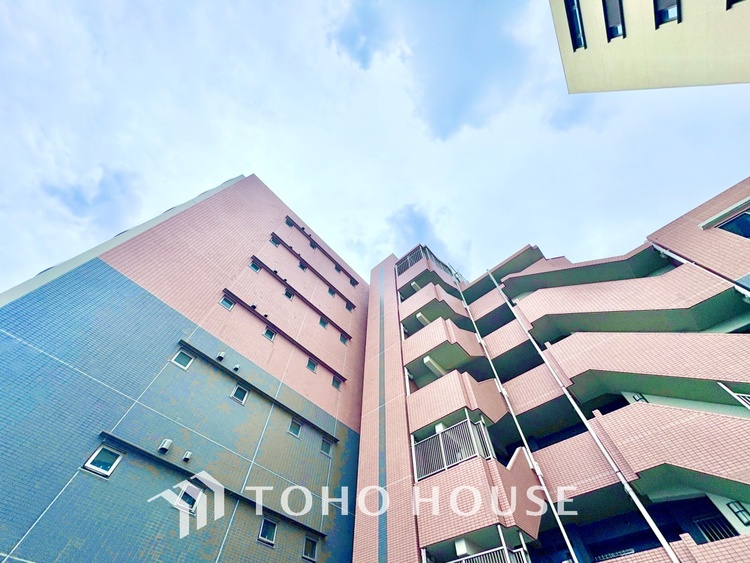 外観 ほんの少しのこだわり。ちょっとした色使いがその家がもつ雰囲気、趣（おもむき）を携え、暮らす家族や訪ねてくる友人・知人に新鮮な香りを運んできます。