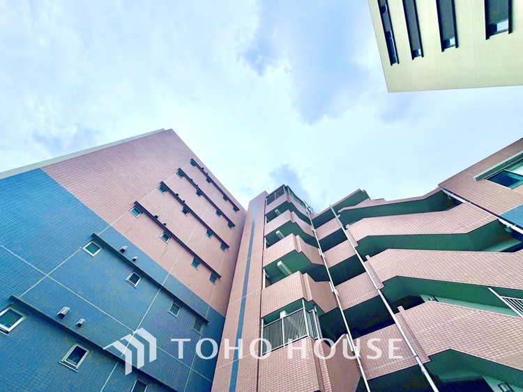 外観 ほんの少しのこだわり。ちょっとした色使いがその家がもつ雰囲気、趣（おもむき）を携え、暮らす家族や訪ねてくる友人・知人に新鮮な香りを運んできます。