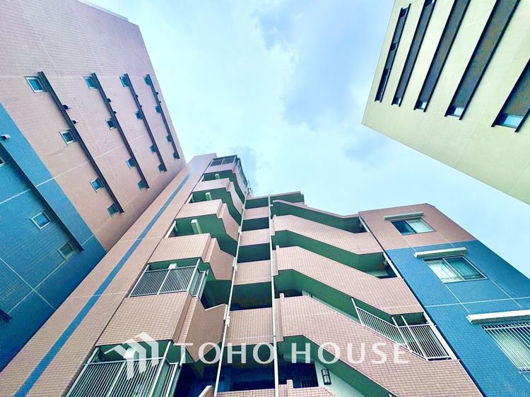 外観 ほんの少しのこだわり。ちょっとした色使いがその家がもつ雰囲気、趣（おもむき）を携え、暮らす家族や訪ねてくる友人・知人に新鮮な香りを運んできます。