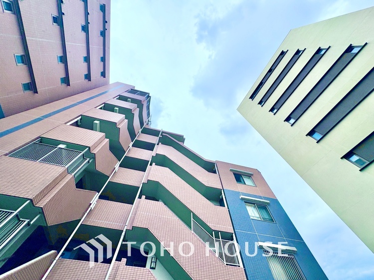 外観 ほんの少しのこだわり。ちょっとした色使いがその家がもつ雰囲気、趣（おもむき）を携え、暮らす家族や訪ねてくる友人・知人に新鮮な香りを運んできます。