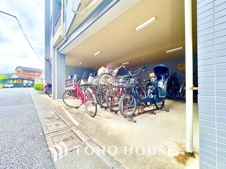 外観 ほんの少しのこだわり。ちょっとした色使いがその家がもつ雰囲気、趣（おもむき）を携え、暮らす家族や訪ねてくる友人・知人に新鮮な香りを運んできます。