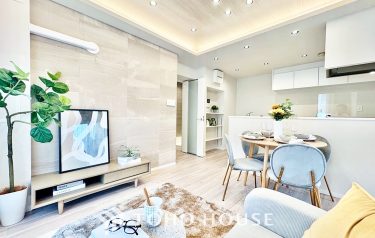 内装 ◆居心地のいい暮らし◆には欠かせない眩い採光。ゆったりとした幅の窓からこの空間に降り注ぐ採光が絶えない。明るいリビングこそ居心地のいい暮らしが待っているのだと思う。