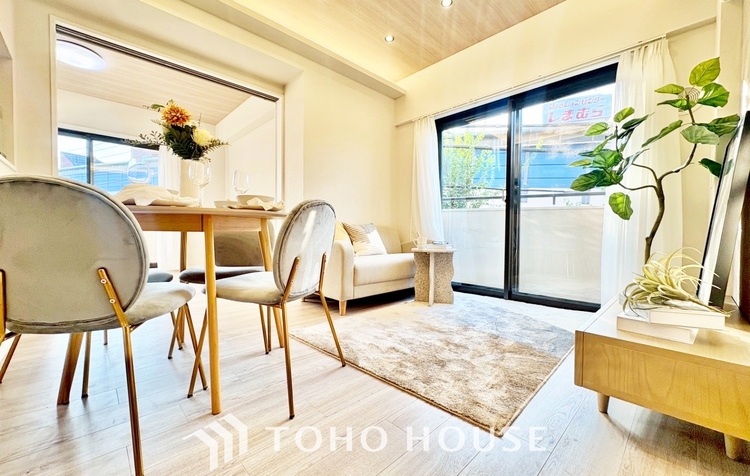 内装 ◆時を忘れる場所◆ここにはみんなが集い、食事と楽しい会話が始まる。話に夢中になりすぎて、ついつい時を忘れ夜半過ぎになってしまう。そんな束の間の幸せを感じさせてくれる場所でありたい。