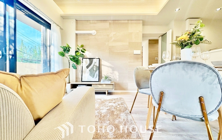 内装 ◆木漏れ日◆の様な採光が優しく足元を照らし、心地いい暮らしの道しるべを写し出す。この空間で過ごす家族との語らいの時間がとても素敵で幸せを感じるかもしれない。