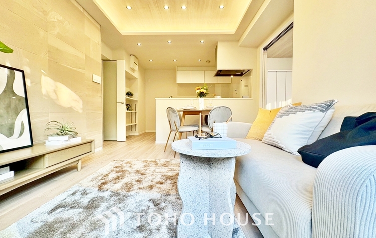 内装 ◆窓を開けると◆冷涼な風、そよぐリビング。だんらんの場所はここから始まり、ここで終わる。家族の笑顔が集う素敵な場所だから、こだわり抜いた思いが詰まっているのだと思う。