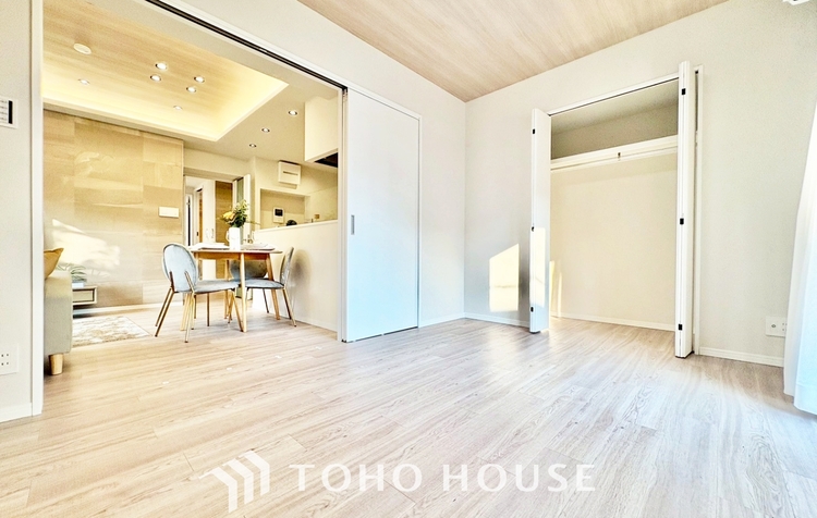 内装 ◆今宵の食卓◆ダウンライトに反射するグラスを眺めながらワインを注ぐ。トクトクと心地いい音をさせながら、フランスの古城を思わせる薫りがたちこめ、とても幸せな時を過ごせる。