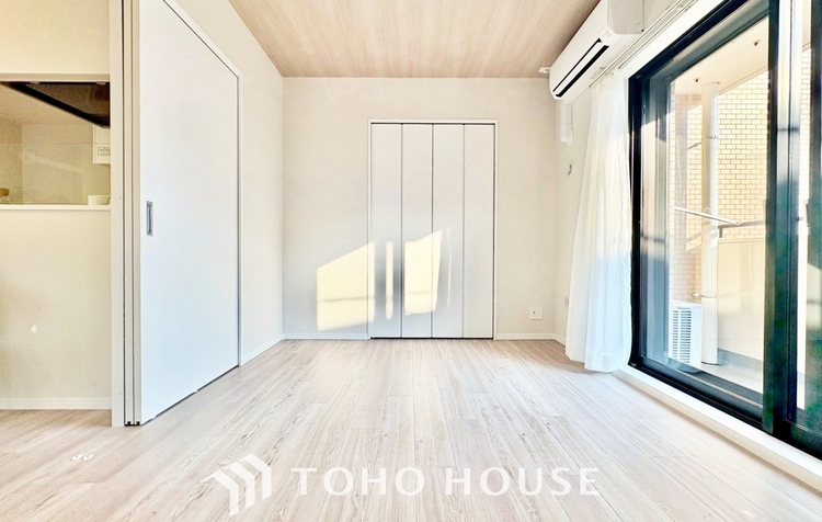 内装 ◆窓を開けると◆冷涼な風、そよぐリビング。だんらんの場所はここから始まり、ここで終わる。家族の笑顔が集う素敵な場所だから、こだわり抜いた思いが詰まっているのだと思う。