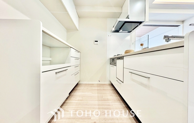 キッチン ◆サンサンと◆差し込む太陽の光がこのリビングに笑いをもたらす。ソファの上のクッションがポカポカした暖気にぬくぬくと微睡んでいる。