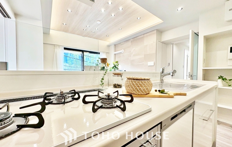 キッチン ◆陽溜まり◆の温もりを感じ、ふわりと寄り添う太陽の妖精たちが自然と僕達を微睡ませる。うとうとしたい訳ではないがそんな時間が嫌いじゃない自分がここにいる。