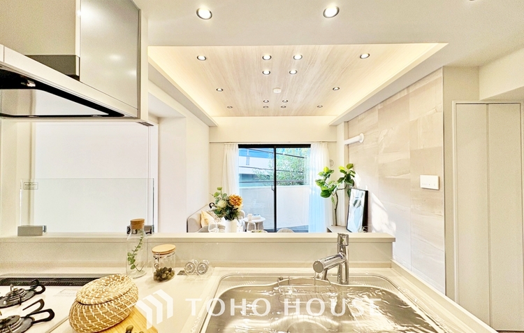 キッチン ◆結ばれた◆玄関ドアを開けるとリビングから聞こえる小走りの足音。靴を脱ぎかけ目の前に立つ君の瞳と交差する。君は微笑みその刹那に心奪われる。佇む僕と君の間に赤い糸が結ばれた。