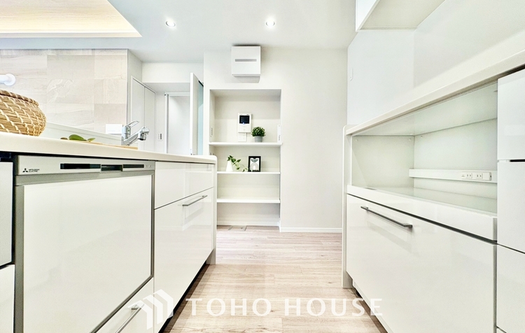 キッチン ◆隠された美しさ◆流麗な音楽が流れているような繊細でいながら整然かつ堅牢なこの空間。この空間は確かに美しい。しかし、そこには美しさ以上のものが隠されている。