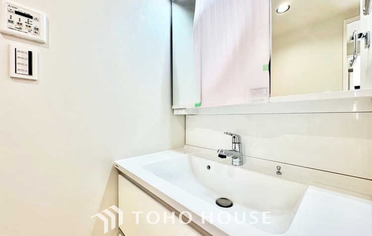 洗面 ◆今宵の食卓◆ダウンライトに反射するグラスを眺めながらワインを注ぐ。トクトクと心地いい音をさせながら、フランスの古城を思わせる薫りがたちこめ、とても幸せな時を過ごせる。