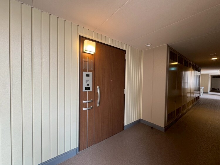 玄関 スタイリッシュなエンブレム。お洒落なマンションは入り口から。