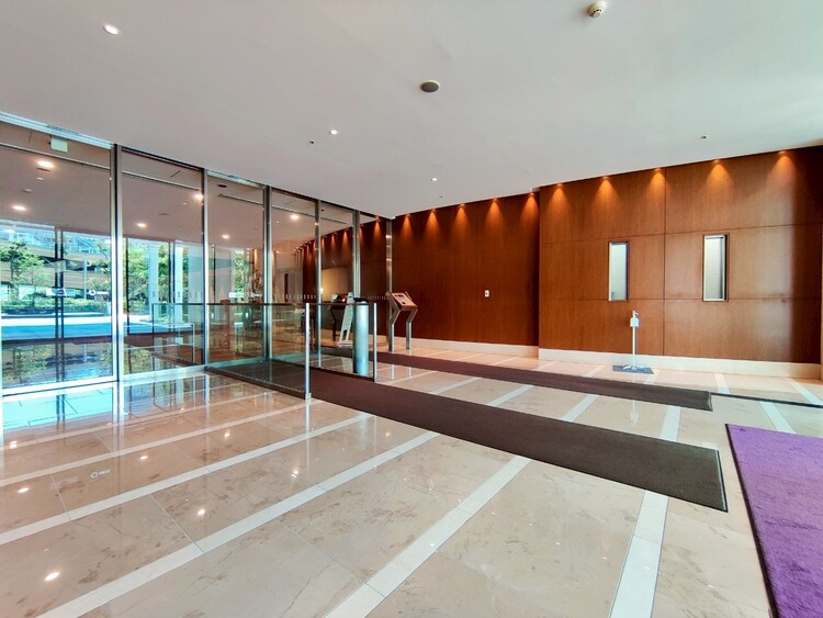 エントランス 綺麗に整備されており、行き届いた管理体制をうかがわせます。