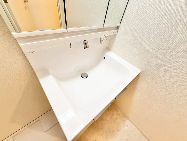 その他 清潔感を感じられる洗面化粧台。