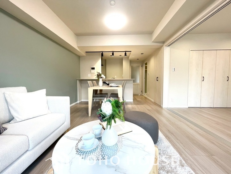 内装 【LIVING】◆陽光◆が差し込む。この開放的なLDKに家族の笑顔が集う。家族が一緒に過ごす空間は明るく、そして居心地よく。