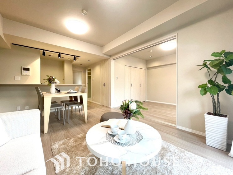 内装 【LIVING】◆扉を◆開くとこの景色。家族の”おかえり”の声が聞こえてきそう。