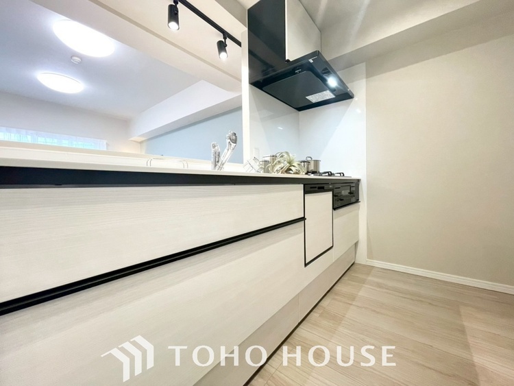 キッチン 【KITCHEN】◆ワクワク◆開放的で機能性も高いシステムキッチン。お子様は毎日のご飯にワクワク！