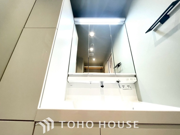 洗面 【WASHROOM】◆快適◆煌びやかな暮らしの中にも忘れたくない快適さ。大きな収納が助けてくれます。