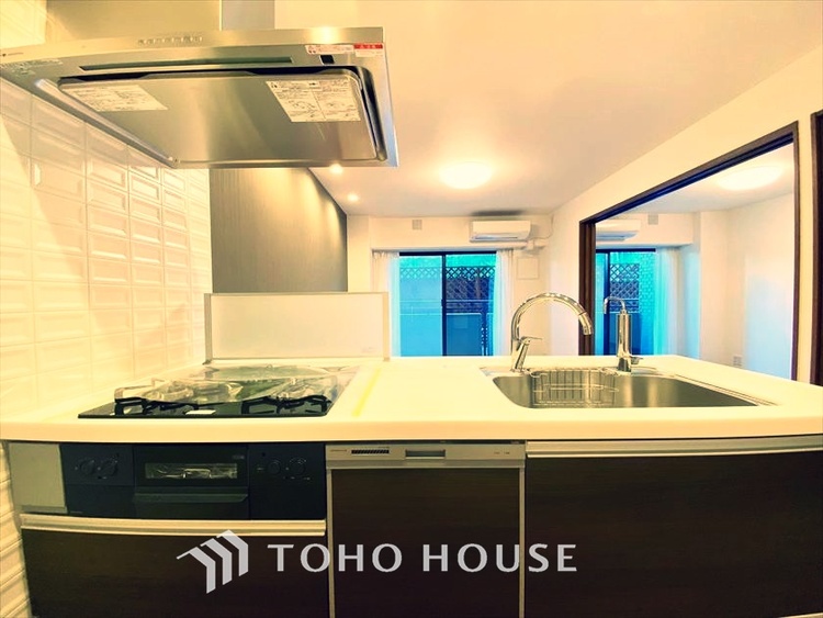 キッチン 【KITCHEN】◆ワクワク◆開放的で機能性も高いシステムキッチン。お子様は毎日のご飯にワクワク！