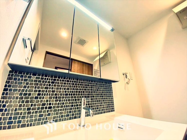 洗面 【WASHROOM】◆快適◆煌びやかな暮らしの中にも忘れたくない快適さ。大きな収納が助けてくれます。