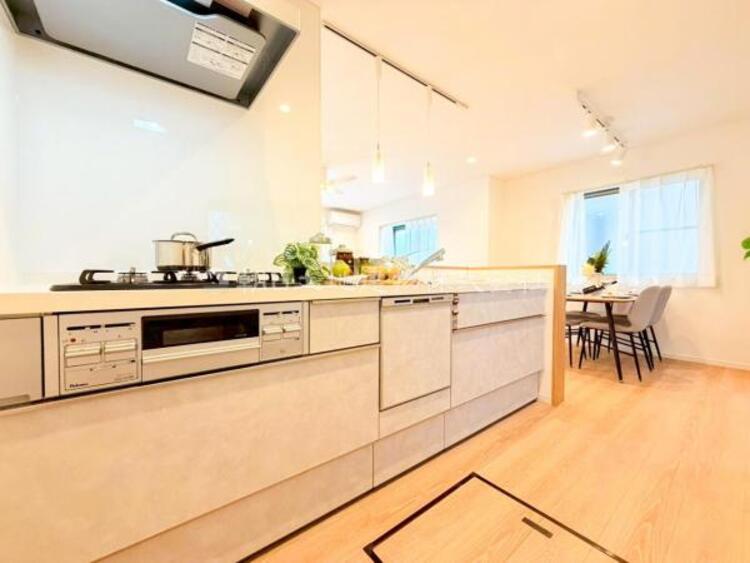 キッチン 【キッチン】リビングダイニングが見渡せるカウンターキッチン！　お料理をする人も開放感が心地いいです。 