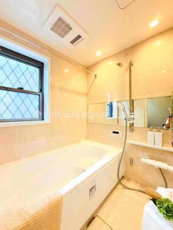 風呂 【浴室】ゆったりと寛げる広々バスで足を伸ばしてリラックス。　最新のユニットバスは設備も充実です。 