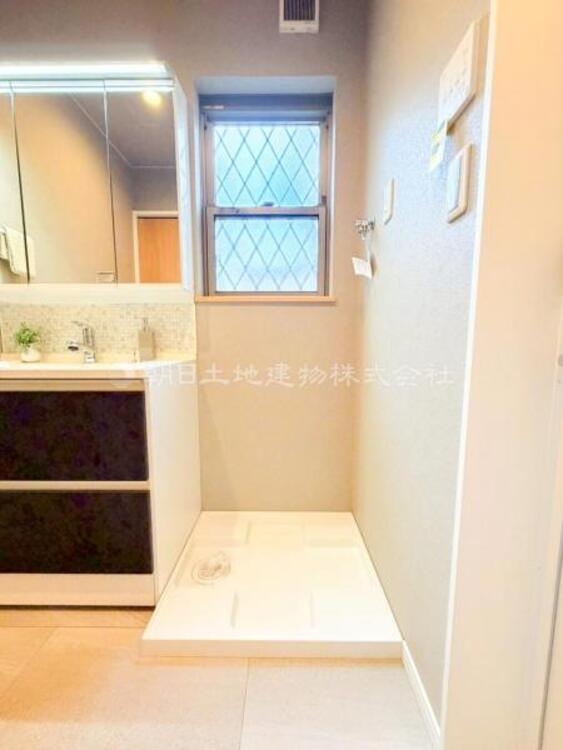 洗面 【洗面・脱衣所】ストレスフリーな広いランドリースペース。大きな洗濯機乾燥機もしっかりとおけます。 