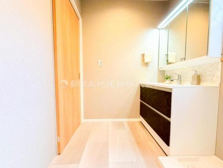 洗面 【洗面・脱衣所】使用頻度の高い場所だからこそ便利な空間に。多人数での使用も考えた便利な空間です 