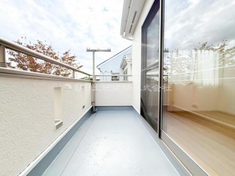 バルコニー 【バルコニー】太陽の光と爽やかな風でお洗濯物は気持ちいいです。 