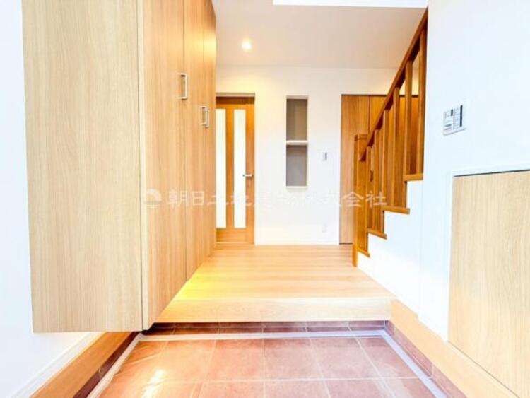 その他 【玄関】お出かけの際に小さなお子様のいるご家庭でもゆったりと靴を履かせて上げることができます。大きな荷物や抱っこしながらでもスムーズに出入り可能なストレスの少ない玄関です。 