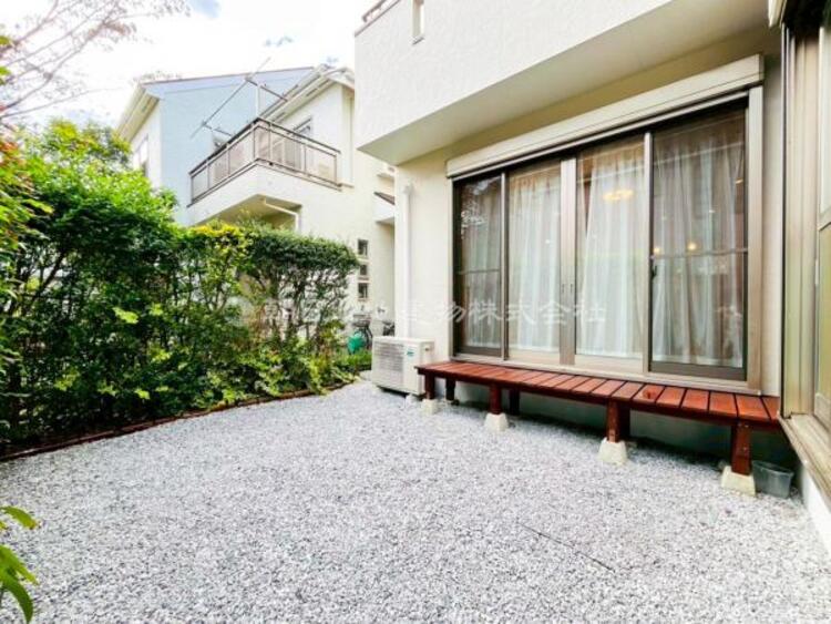 その他 【庭】庭先はとても広くお好きな食物を家庭菜園できたり、ガーデニングでキレイな演出もできます。小さなお子様がいらっしゃるご家庭はプールなどの水遊びも楽しみの一つですね。 