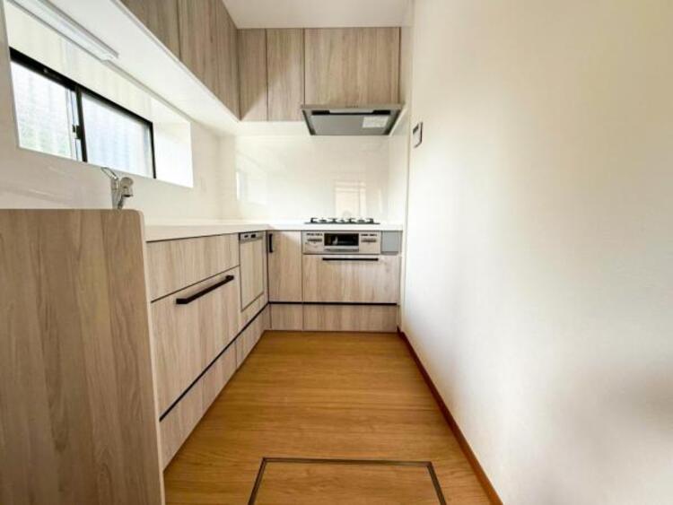 キッチン 【キッチン】広く取られたキッチンスペースはとても便利です。お料理をする人も開放感が心地いいです。 