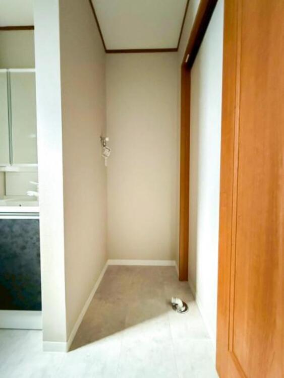 洗面 【洗面・脱衣所】ストレスフリーな広いランドリースペース。大きな洗濯機乾燥機もしっかりとおけます。 