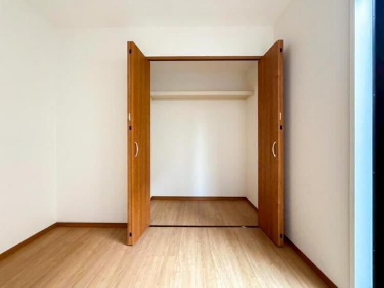 収納 【収納】適材適所に設けた収納は、奥行きもあり多くの物の収納が可能です。扉を閉めるとパッと隠すことができるので、いつでも室内が整理整頓でき気持ちのいい空間として使えます! 