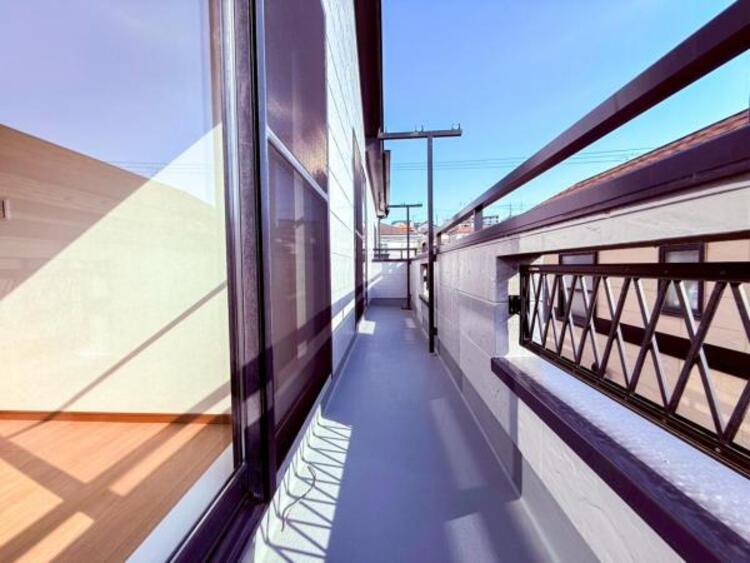 バルコニー 【バルコニー】太陽の光と爽やかな風でお洗濯物は気持ちいいです。 