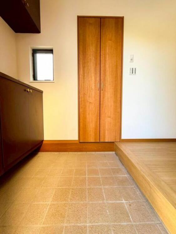 その他 【玄関】お出かけの際に小さなお子様のいるご家庭でもゆったりと靴を履かせて上げることができます。大きな荷物や抱っこしながらでもスムーズに出入り可能なストレスの少ない玄関です。 