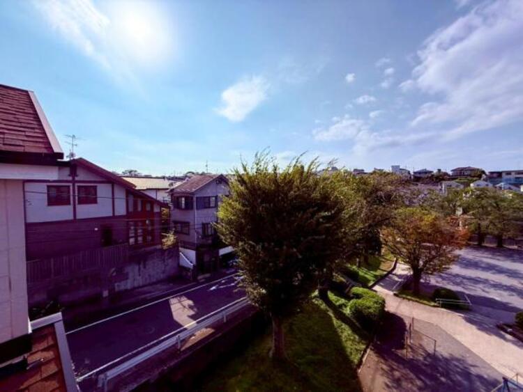 その他 陽当りを加味した場所に配置したバルコニーは多くの衣類と布団を同時に干せるほどの広さを確保しました。しっかりと陽、風を浴びて乾かしてくれます。 