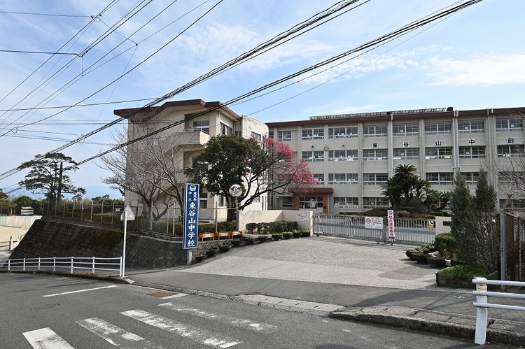 周辺 東谷山中学校【鹿児島市立東谷山中学校】は、魚見町に位置する1980年創立の中学校です。令和4年度の生徒数は795人で、27クラスあります。校訓は「英知・情操・健康」です。 徒歩 約8分（約600m）