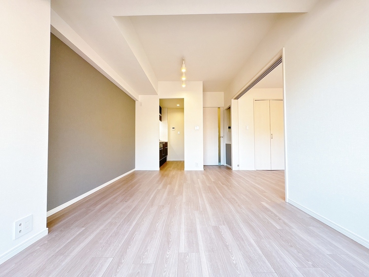 居間 忙しく過ぎゆく日常を置き去るほど、ゆったりした時間が流れるリビング。