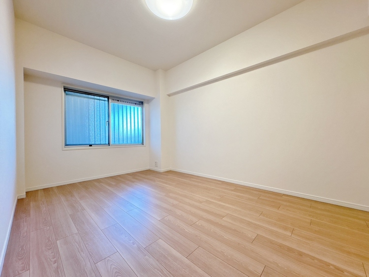 寝室 ベッドも十分に設置するスペースがあります。