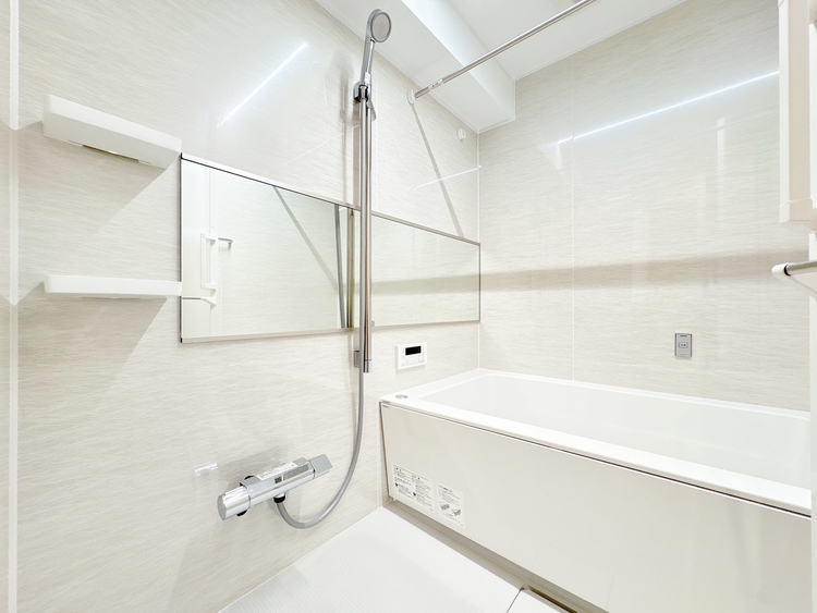 風呂 一日の疲れを癒すバスルームは、心地よいリラックスを叶える清潔感溢れる空間です。