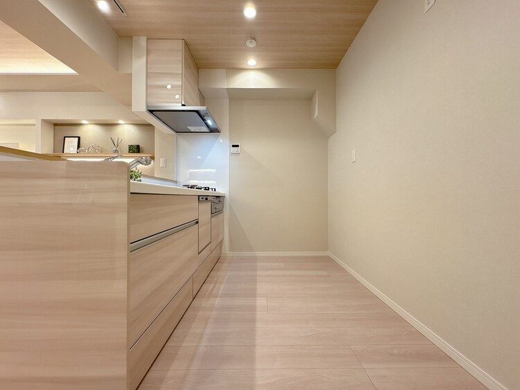 キッチン スマートな意匠と充実の機能を備えたキッチンが、暮らしにおいしい彩りを添えます。