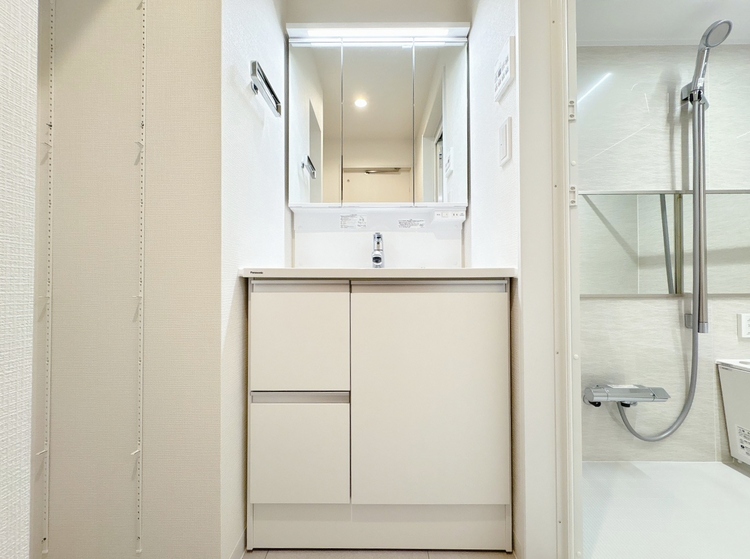 洗面 何かと物が増える場所だからこそ、スッキリと見映えの良い空間に。